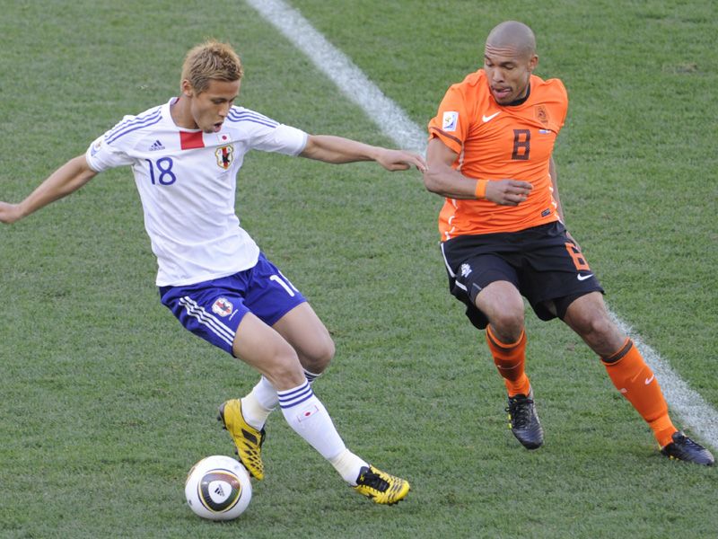 Holland-v-Japan-Keisuke-Honda-Nigel-de-Jong_2467698