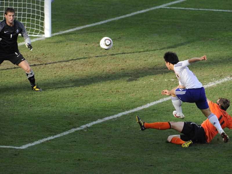 Holland-v-Japan-Shinji-Okazaki-shoots-over_2467729