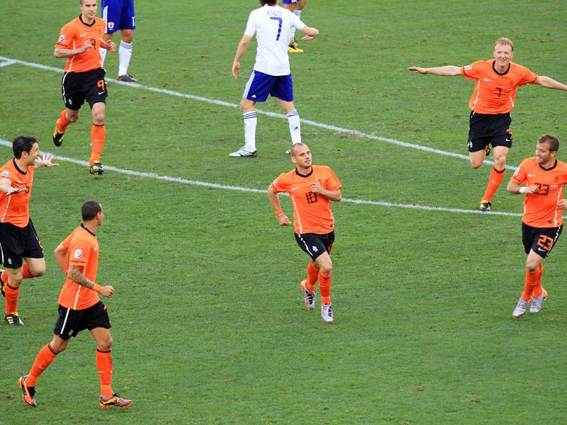 Holland-v-Japan-Wesley-Sneijder-wheel_2467721