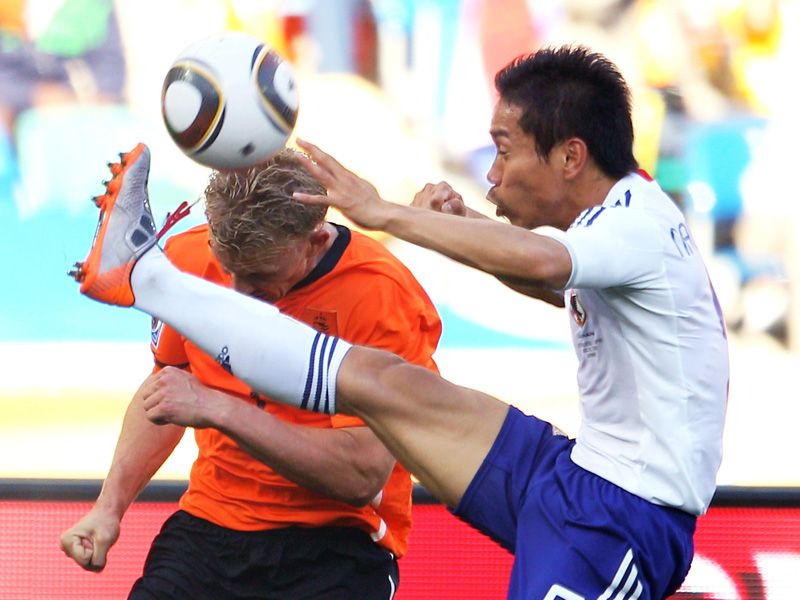 Holland-v-Japan-Yuto-Nagatomo-Dirk-Kuyt_2467726