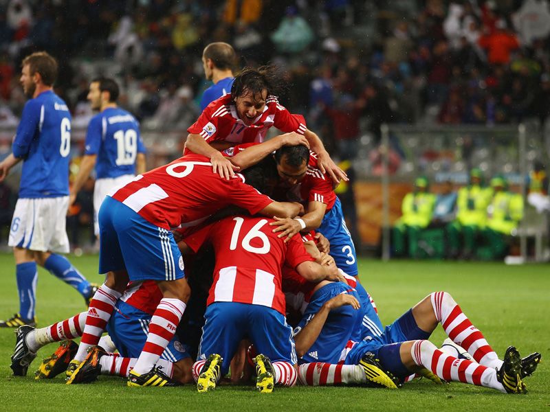 Italy-v-Paraguay-Antolin-Alcaraz-mobbed_2465675.jpg