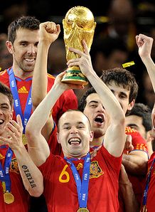 Andres-Iniesta-Spain-World-Cup-Final-Trophy-C_2476703.jpg