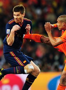 De-Jong-Alonso-Foul-Holland-Spain-World-Cup-F_2476492.jpg