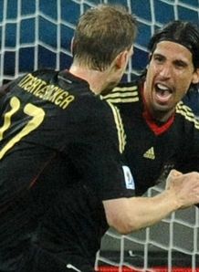 Khedira salutes teammates