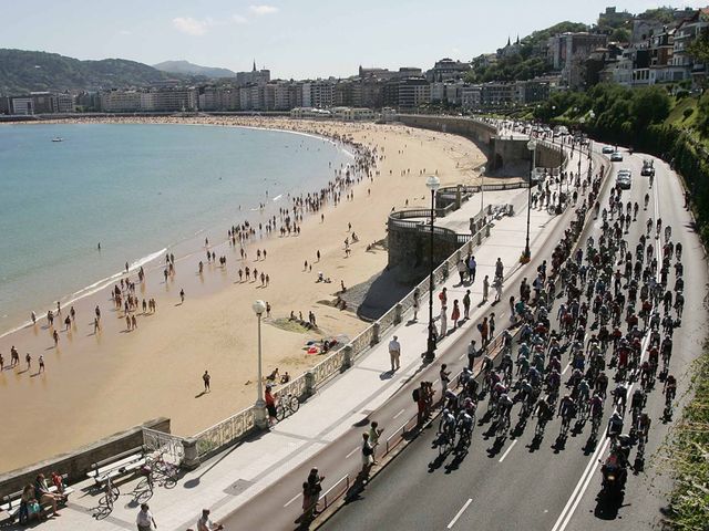 The route skirted the picturesque Playa de la Concha 