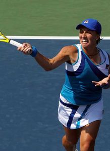 Kuznetsova cruises through