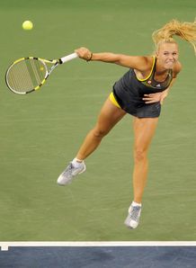 Wozniacki stays on course
