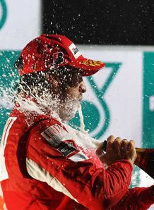 Alonso takes title lead