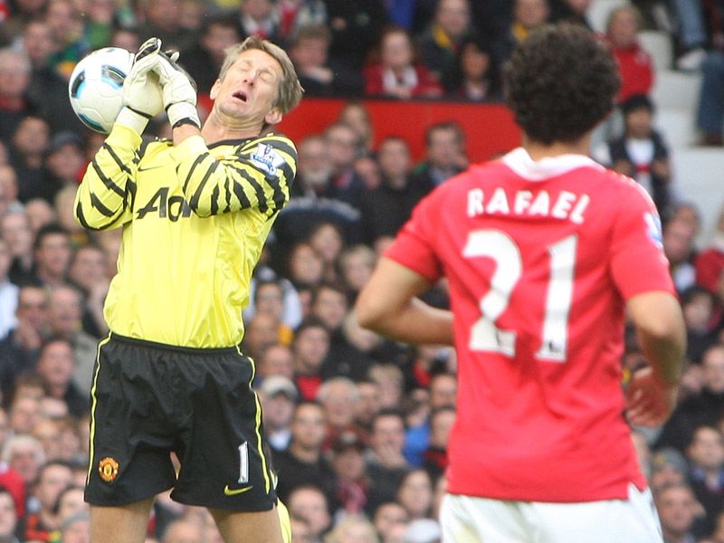 Man-Utd-v-West-Brom-Edwin-van-der-Sar-fumble_2515828.jpg