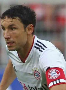 Van Bommel signs for Milan