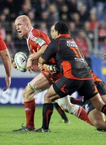 Munster s Paul O Connell C vies with Toulon s Saimone Taumoepeau R during their European H Cup rugby union match Toulon vs Munster