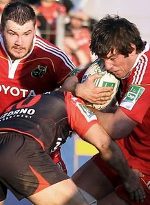 Toulon s Jonny Wilkinson C vies with Munster s Donncha O Callaghan R during the European H Cup rugby union match Toulon vs Munster