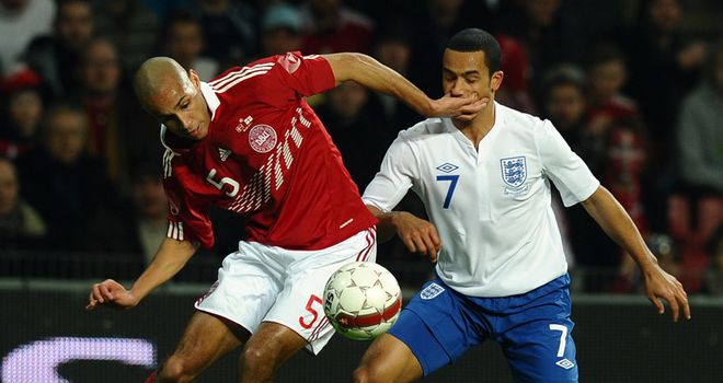 Theo-Walcott-Simon-Poulsen-England-Denmark-In_2561309.jpg
