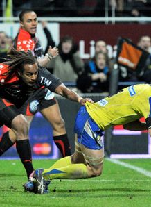 Clermont s Julien Bonnaire R scores v Toulon Clermont s Julien Bonnaire R scores v Toulon