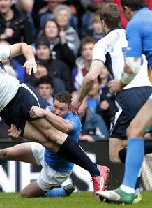 Sean Lamont offload for Scotland against Italy Sean Lamont offload for Scotland against Italy