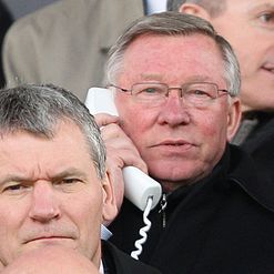 Curiosa imagen de Sir Alex Ferguson con un teléfono en el banquillo
