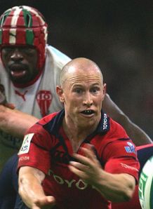Serge Betsen looking at Peter Stringer