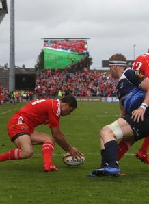 Doug Howlett scoring for Munster against Leinster Doug Howlett scoring for Munster against Leinster