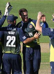 Essex ease past Unicorns