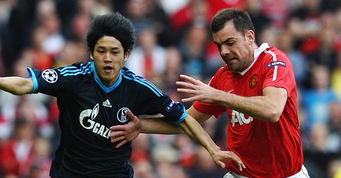 Darron Gibson Atsuto Uchida Manchester United Schalke 04 Champions League Semi Final Second Leg