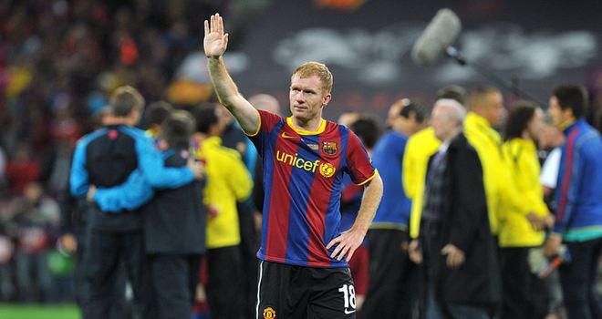 Scholes waves farewell to the fans at Wembley after the Champions League final defeat to Barcelona