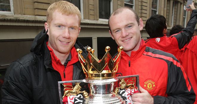 Scholes and Rooney with the Premier League trophy - Scholes&#39; final prize