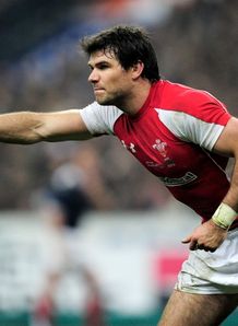 Mike-Phillips-pointing-in-Wales-jersey_2611074.jpg