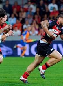 Toulouse s flyhalf Luke McAlister v Biarritz Toulouse s flyhalf Luke McAlister v Biarritz