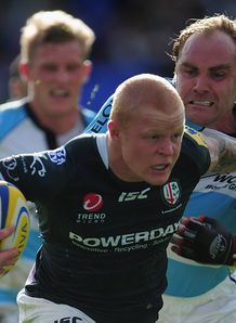 Tom Homer London Irish holds off Andy Goode Worcester Warriors