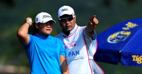 Pan Yan Hongb gets advice from trusty caddy Wu Kangchun