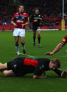 David Strettle scoring for Saracens against Sale Sharks