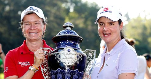 Catriona Matthew recieves her trophy from mother-to-be Lorena Ocha