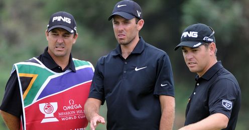 Schwartzel (Centre), Oosthuizen and his caddy discussing an important putt