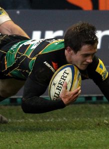 Jamie Elliott Northampton scoring a try against Bath