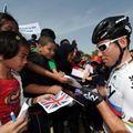 Mark Cavendish firma autografi alla partenza della prima tappa…