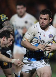 Lee Mears R of Bath runs v Exeter