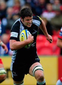 Ally Hogg on his way to scoring for Newcastle Falcons