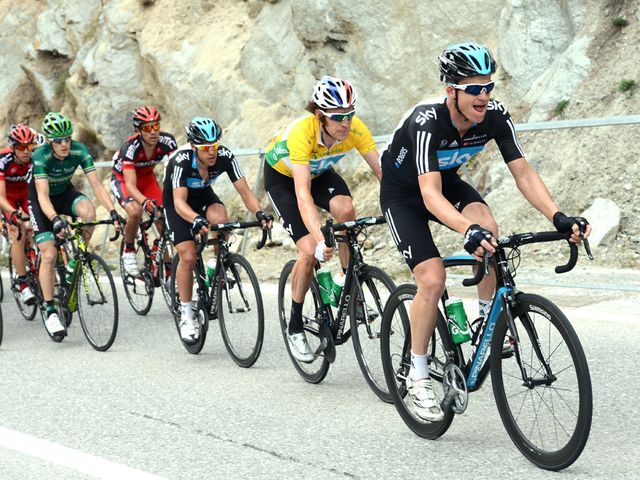 Rogers, Wiggins and Porte set the pace on the front