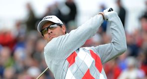 Adam Scott grabbed the first-round lead with a superb six-under 64.