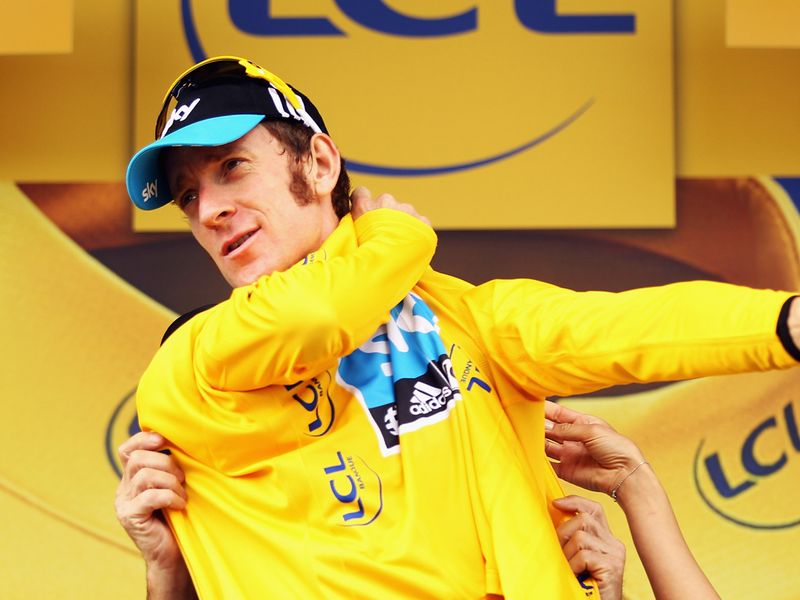 tdf12-st18-bradley-wiggins-puts-on-yellow-jer_2798724.jpg