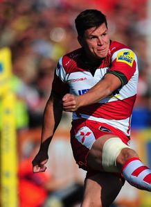 Freddie Burns kicking for Gloucester