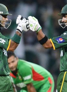 Pakistan reach Super Eights 