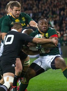 Tendai Mtawarira bouncing off a tackle for Springboks Tendai Mtawarira bouncing off a tackle for Springboks