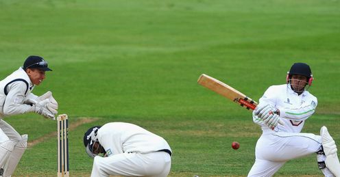 Usman Khawaja sweeps Derbyshire v Hampshire