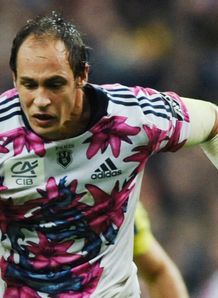 Stade Francais s captain Sergio Parisse 8 breaks Stade Francais s captain Sergio Parisse 8 breaks