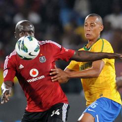 Takesure Chinyama (L) and Wayne Arendse