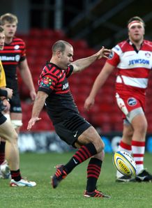 Charlie Hodgson kicking from hand for Saracens Charlie Hodgson kicking from hand for Saracens