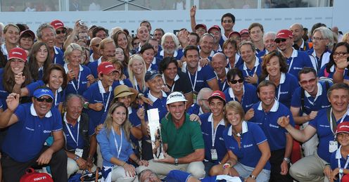 This year's Italian Open winner Gonalo Fernandez-Castano poses with volunteers