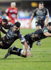 Johnnie Beattie diving on a ball for Montpellier Johnnie Beattie diving on a ball for Montpellier
