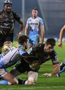 Johnnie Beattie of Montpellier holds off a tackle from Danny Cipriani of Sale